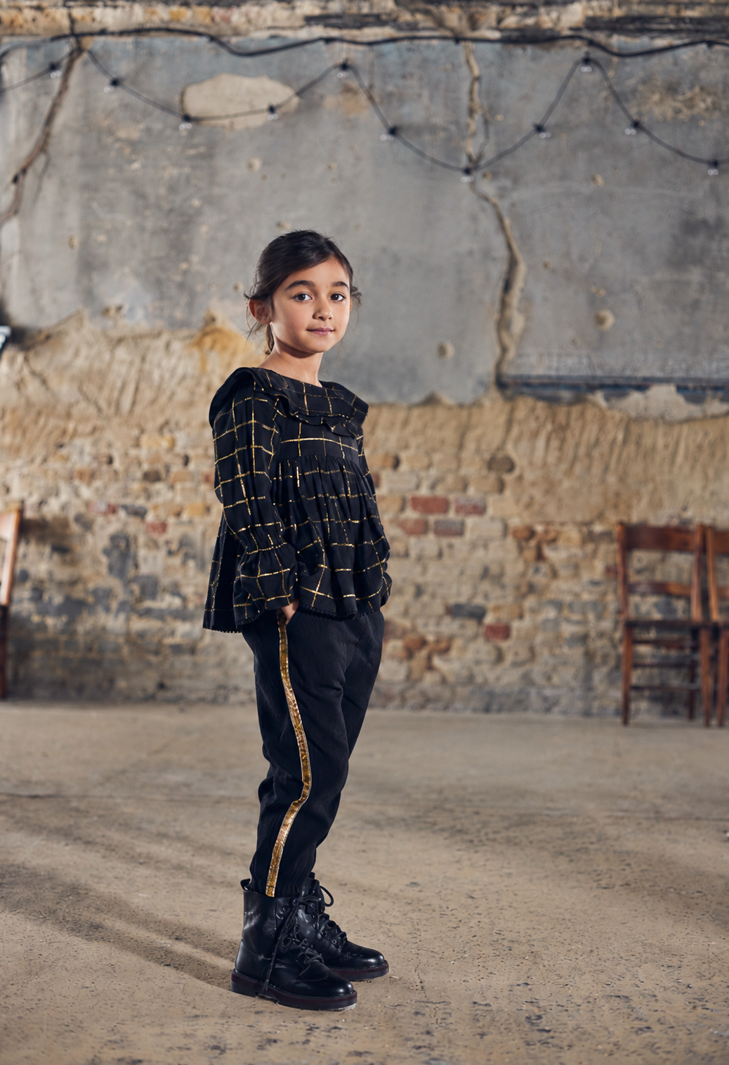 CREPE PANTS WITH METALLIC SIDE STRIPE-BLACK